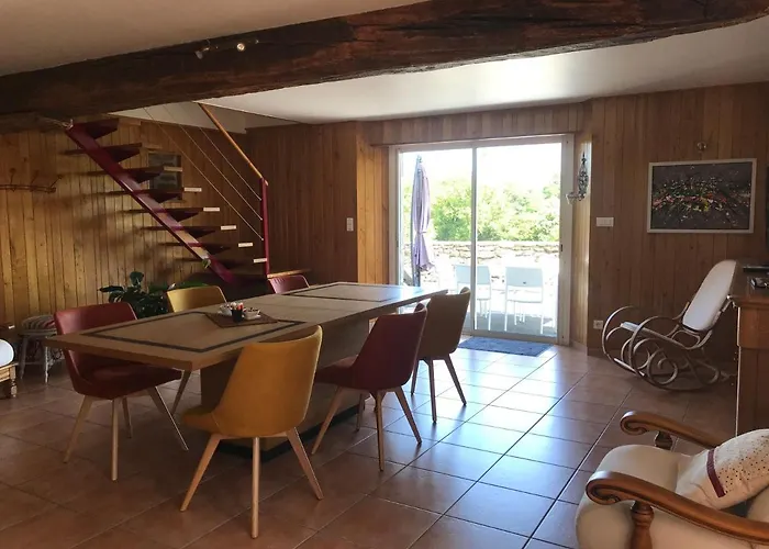 8 Le Chiron De La Roche 85130 Chanverrie Bed and breakfast 3*